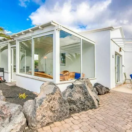 Sleeps 4 Pool Wifi Apartment *