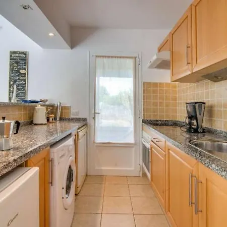 Sleeps 4 Pool Wifi Apartment *