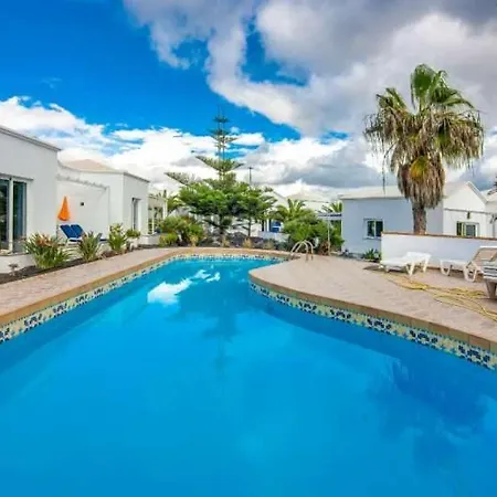 Apartment Sleeps 4 Pool Wifi